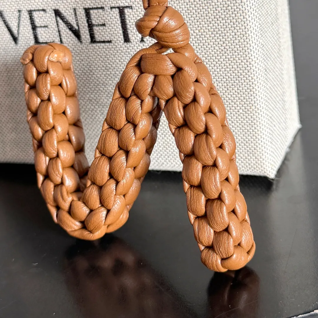 Batch 420 Let’s see what new cute little thing BV has released~ It’s this letter pendant, which is different from the puppy pendant. The weaving of this letter is more three-dimensional, and the material is very solid, and it is not easy to deform even if it is folded. Style number: N